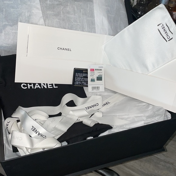 Chanel Black chevron flap Bag w gold hardware! 🖤 - Picture 15 of 16